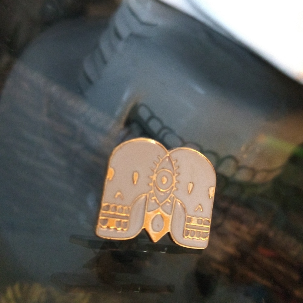 Skull pin - Picture 2 of 3